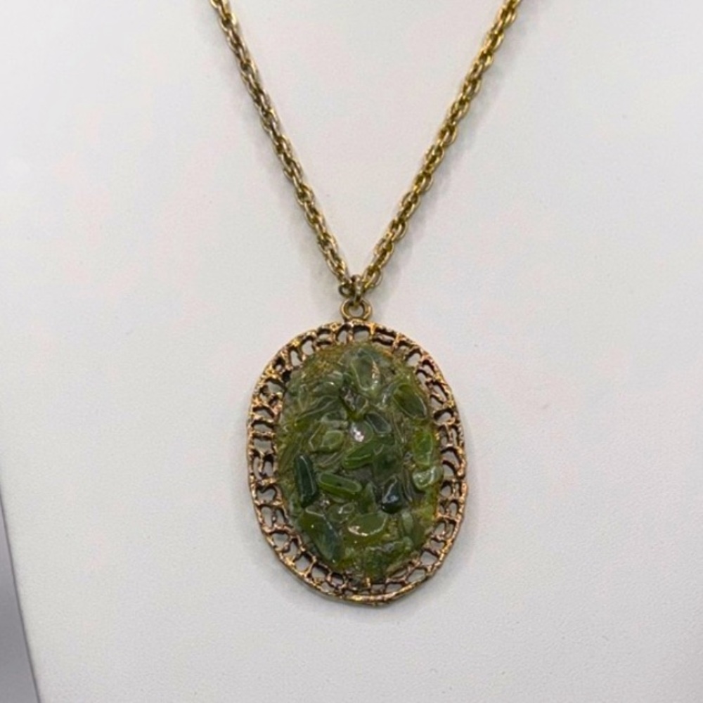 Vintage Jade Chip Gold Tone  Pendant  Necklace.